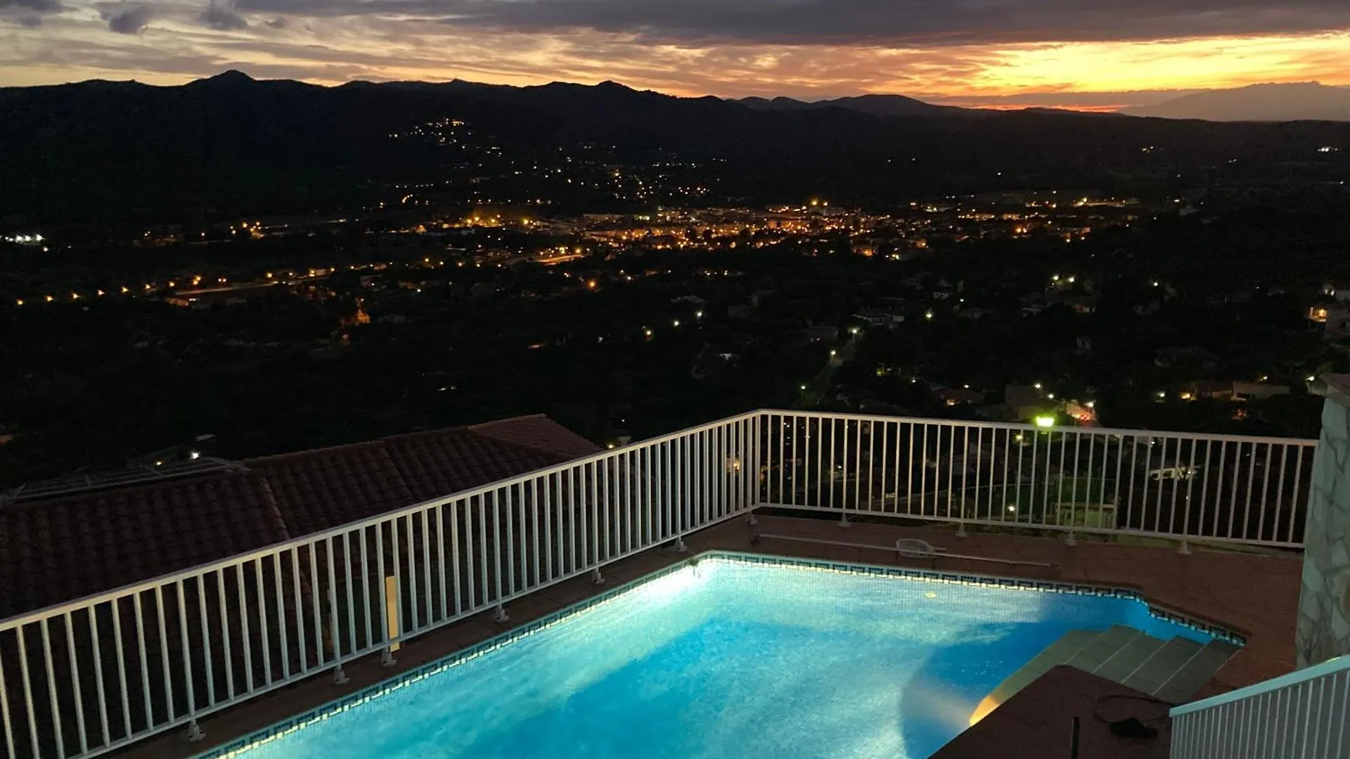 Gemuetliches Ferienhaus Mit Pool Und Meerblick サンタ・クリスティーナ・ダロ